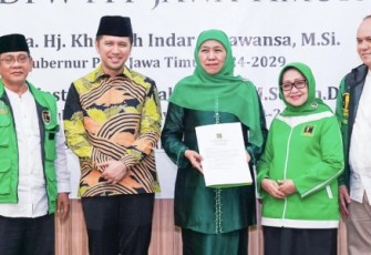 Khofifah Indar Parawansa dan Emil Elestianto Dardak menerima surat rekomendasi dari DPW PPP Jatim untuk maju Pilkada 2024
