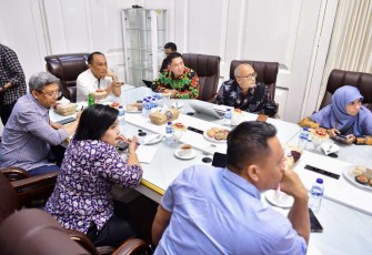 Pj Gubernur Sulbar Prof Zudan Arif Fakrulloh saat memimpin rakor inflasi di rumah jabatan gubernur, Sabtu (25/5)