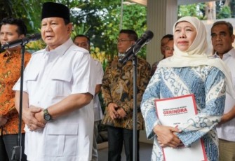 Ketum DPP Partai Gerindra, Prabowo Subianto memberikan SK rekomendasi Pilgub Jatim pada Khofifah Indar Parawansa - Emil Elestianto Dardak di Jakarta, Jum'at (07/06)
