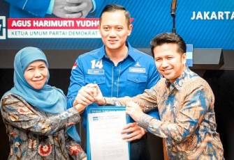Ketua umum Partai Demokrat, Agus Harimurti Yudhoyono saat menyerahkan SK Rekomendasi usung pasangan Khofifah Indar Parawansa - Emil Dardak di Jakarta, Rabu (10/7)