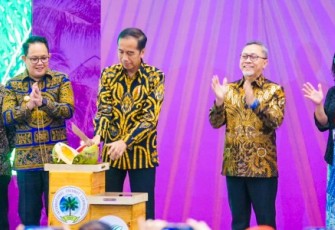 Pj Gubernur Jatim Adhy Karyono saat mendampingi presiden Joko Widodo membuka Cocotech 2024 di Ballroom Hotel Westin Surabaya, Senin (22/7) 