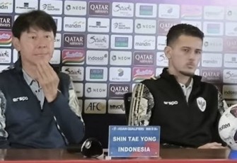 Pelatih Timnas Indonesia Shin Tae-yong bersama Justin Hubner saat konferensi pers di Jakarta, Senin (9/9)