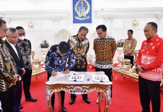 Pj Gubernur Sulsel Prof Zudan Arif Fakrulloh saat menyaksikan penandatanganan MoU PT Antam Tbk dengan PT Luwu Timur Gemilang dan PT Sulsel Citra Indonesia, Jum'at (13/9)