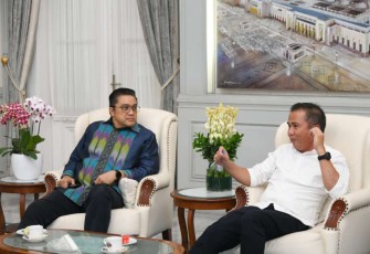 Pj Gubernur Jabar Bey Mahmudin saat menerima anggota Komisi II DPR RI Dede Yusuf di Gedung Pakuan, Bandung