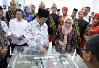 Menag Nasaruddin Umar saat menerima pemaparan maket gedung PPG UIN Rafah, Palembang, Selasa (3/12)