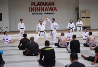 Pj Gubernur Sulsel Prof Zudan Arif Fakrulloh saat melatih karate, Sabtu (7/12)