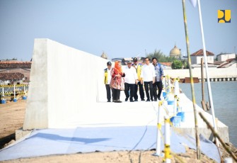 Presiden Jokowi saat Tinjau Pengendalian Banjir dan Rob serta Penataan Kawasan Kampung Nelayan di Semarang