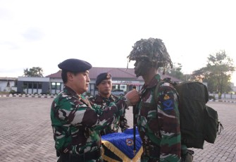 Dansatdik 2 Kodiklatal Sematkan Brevet Angkutan Kepada Siswa Kejuruan Angkutan
