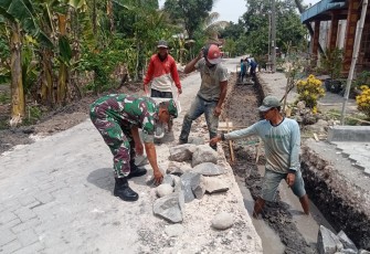 Babinsa Desa Pulerejo Bersama Warga Laksanakan Kerja Bakti Pembuatan Talut