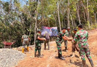 Wujud Kedekatan Babinsa Koramil 0801/01 Pacitan Saat Karya Bakti Pembuatan Jalan
