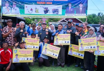 Gubernur Bengkulu Serahkan Alsintan untuk Dua Kelompok Tani