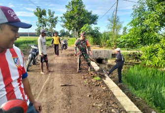 Babinsa Desa Sukosari Inisiasi Kegiatan Karya Bhakti Pembersihan Lingkungan 