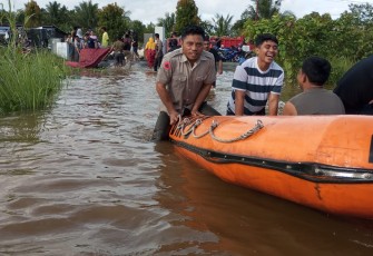 Tim gabungan melakukan evakuasi terhadap warga terdampak banjir dan pemantauan pasca banjir di Kecamatan Kota Maba, Kabupaten Halmahera Timur, Rabu (2/7). Sumber foto: BPBD Kabupaten Halmahera Timur