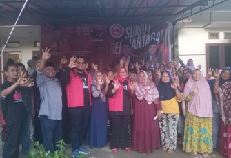 Ketua DPC PDI Perjuangan Kota Padangsidimpuan Taty Ariyani Tambunan dan Muhammad Fajar Dalimunthe, Ketua Fraksi PDI- Perjuangan , berfoto bersama dengan Masyarakat Kelurahan Palopat Maria, Kecamatan Padangsidimpuan Hutaimbaru usai acara Silaturrahmi