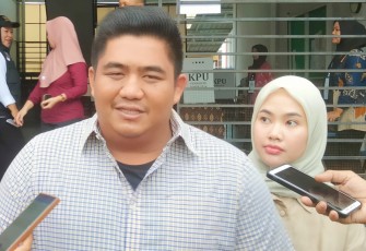 Bupati Bintan Roby Kurniawan SPWK di dampingi Istri nyoblos di TPS 038 kijang kota kabupaten Bintan