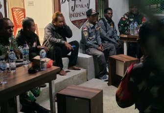  Babinsa Koramil Kota Laksanakan Patroli Sekaligus Sambangi Pos Ronda Warga
