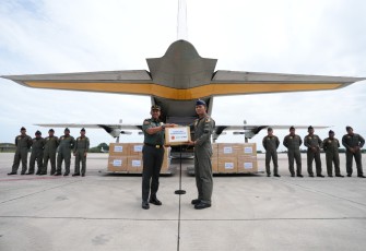 TNI Kerahkan Pesawat TNI AU Kirimkan Bansos untuk Korban Erupsi Gunung Lewotobi Laki-Laki di NTT