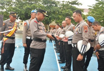 Wakapolres Karanganyar Kompol Mardiyanto memeriksa senjata api dinas milik personel di Lapangan Apel Wira Satya Mapolres Karanganyar