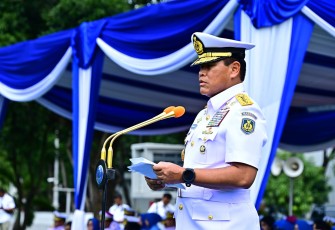 Kepala Staf Angkatan Laut (Kasal) Laksamana TNI Dr. Muhammad Ali saat memimpin Upacara Serah Terima Jabatan Gubernur Akademi Angkatan Laut (AAL) dan Komandan Pusat Komando Pasukan Katak (Danpuskopaska) bertempat di Lapangan Apel Denma Mabesal, Cilangkap, Jakarta Timur, Kamis (19/12)