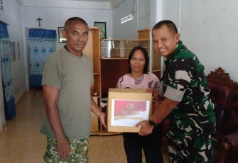 Dandim 1710/Mimika Jenguk Anggota yang Sedang Sakit Sembari Bagikan Bingkisan