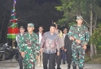 Komandan Pangkalan TNI AU Raden Sadjad (Danlanud RSA) Natuna, Kolonel Pnb I Ketut Adiyasa Ambara, bersama unsur Forum Komunikasi Pimpinan Daerah (Forkopimda) Natuna, melaksanakan peninjauan langsung pelaksanaan malam Natal 2024 di Kabupaten Natuna 