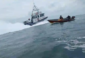 Personel KN Pulau Dana-323 Bakamla RI mendatangi nelayan di Pulau Terong untuk menindaklanjuti laporan terkait insiden pengusiran nelayan Indonesia oleh Singapore Police Coast Guard (SPCG). Insiden ini terjadi pada Selasa (24/12)