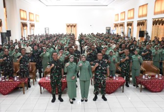 Danrem 081/DSJ Kolonel Inf Rama Pratama berikan arahan kepada prajurit dan Persit di Makodim 0804/Magetan, Senin (30/12/2024)