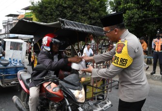Polres Aceh Timur Bagikan 500 Takjil Buka Puasa Kepada Masyarakat dan Pengguna Jalan