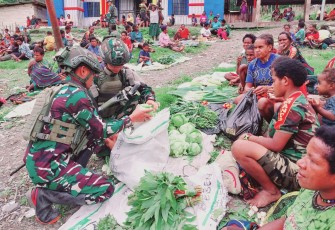 Dalam rangka membantu menggerakkan perekonomian masyarakat, Satgas Pamtas RI-PNG Mobile Yonif 323/BP Kostrad Pos Beoga memborong hasil bumi masyarakat yg dijual di depan Pos Beoga, Kampung Milawak, Distrik Beoga, Kabupaten Puncak, Sabtu (16/03/2024)