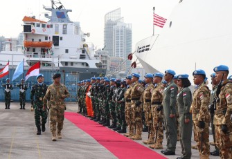 Menjelang Transfer of Authority (TOA), KRI Frans Kaisiepo-368 (KRI FKO-368) dan KRI Diponegoro-365 (KRI DPN-365) melaksanakan rangkaian kegiatan verifikasi dan hand over/take over (HOTO) internal Troop Contributing Country (TCC) Indonesia yang dipimpin langsung oleh Komandan Pusat Misi Pemeliharaan Perdamaian (PMPP) TNI, Laksda TNI Retiono Kunto H., S.E., M.A.P., CRMP, M.Tr.Opsla di Pelabuhan Beirut, Lebanon, Selasa (09/01)