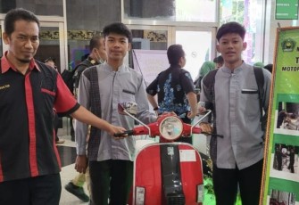 Dua motor vespa berwarna biru dan merah dikerumuni pengunjung Pameran Dev-X di Jakarta Convention Center (JCC) Jakarta yang dibuka hari ini oleh Menag Yaqut Cholil Qoumas. Dua motor vespa tersebut tidak menggunakan bahan bakar minyak (bensin), namun listrik
