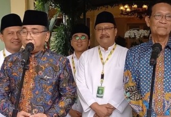 Ketum PBNU Gus Yahya usai bertemu Gubernur Daerah Istimewa Yogyakarta Sri Sultan Hamengkubuwono X di Kompleks Kantor Kepatihan, Yogyakarta, Senin (29/1/24).