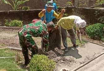 Babinsa Koramil Pilangkenceng Gotong-royong Bersama Warga