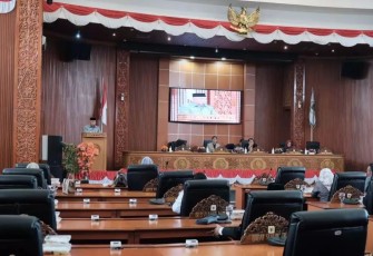 Wali Kota Depok Mohammad Idris memberikan jawaban atas pandangan umum fraksi-fraksi DPRD Kota Depok terkait Nota Keuangan dan Raperda APBD Tahun Anggaran 2025 pada Rapat Paripurna, Jumat (15/11/24)