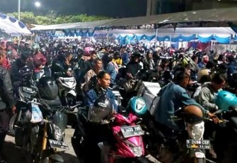Suasana pemudik mengantri di pelabuhan Ciwandan, Cilegon, Banten, Minggu (7/4)
