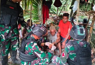Satgas Yonif 310/KK cek kondisi Anton Ball (65) diperasingan untuk lakukan pengobatan dan berikan sembako di Kampung Tatakra, Distrik Web, Kabupaten Keerom, Kamis (25/1/2024)
