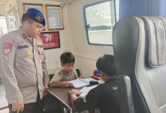 Anak-Anak Bantaran Sungai Das Kumai Rutin Kunjungi KMH KP XVIII 2004 
