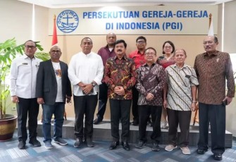 Menko Polhukam Marsekal TNI (Purn.) Hadi Tjahjanto saat melakukan kunjungan kerja ke kantor Persekutuan Gereja-Gereja di Indonesia (PGI) dan Konferensi Waligereja Indonesia (KWI) di Jakarta, Rabu (28/2/2024). 