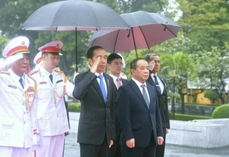 Presiden Jokowi saat Kunjungi Monumen Pahlawan dan Mausoleum Ho Chi Minh di Hanoi
