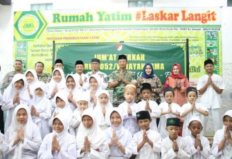 Danrem 052/Wkr, Brigjen TNI Putranto Gatot SH, S.Sos.,M.M berbagi bantuan sosial dan santunan kepada anak yatim piatu yang berada di Rumah yatim Laskar Langit