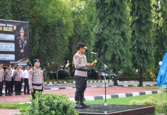 Kapolda Sulawesi Selatan Irjen Pol Andi Rian R Djajadi, S.I.K., M.H memimpin apel pemberangkatan/pergeseran pasukan ratusan personel yang akan melaksanakan BKO pengamanan TPS di Polres jajaran Polda Sulawesi Selatan, Senin (12/02/2024)