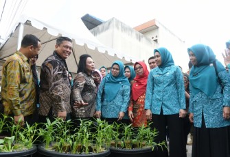 Pj Wali Kota Tebing Tinggi Drs. Syarmadani, M.Si. mendampingi Pj. Ketua TP PKK (Tim Penggerak Pemberdayaan dan Kesejahteraan Keluarga) Provinsi Sumatera Utara (Sumut) Ny. Dessy Hasanuddin dan rombongan melakukan kunjungan kerja ke Posyandu Delima 3 di Kelurahan Lubuk Raya, Kecamatan Padang Hulu dan sekaligus melakukan kegiatan gerakan tanam cabai di halaman samping lokasi pelaksanaan Posyandu pada lokasi yang sama, Kamis (18/01/2024)