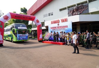 Kepala Staf Umum (Kasum) TNI Letjen TNI Bambang Ismawan Melepas Keberangkatan Mudik Bersama Mabes TNI Tahun 2024