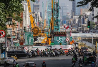 Sejumlah kendaraan melintas di depan proyek pembangunan MRT North South (NS) fase 2A di Jakarta, Rabu (28/8/2024). Deputi Bidang Politik, Hukum, Pertahanan dan Keamanan Kementerian PPN/Bappenas Bogat Widyatmoko menegaskan rangkaian Forum Tingkat Tinggi Kemitraan Multipihak atau High-Level Forum on Multi-Stakeholder Partnership (HLF MSP) 2024, 1-3 September 2024 di Bali dengan tema "Strengthening Multi-Stakeholder Partnerships for Development: Towards a Transformative Change" bertujuan merumuskan solusi inov