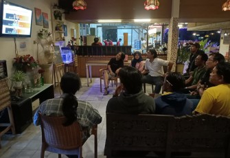 Aktivis Sempal bersama Aliansi Sodara nonton bareng film dokumenter Dirty Vote, di Cafedangan kawasan Manahan, Solo, Minggu (11/2/2024) malam