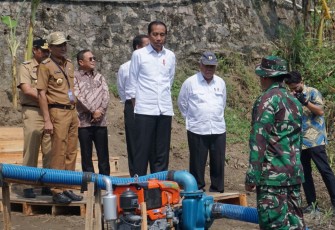 Presiden Joko Widodo meninjau program pompanisasi pengairan lahan pertanian, di Desa Krendowahono, Kecamatan Gondangrejo, Kabupaten Karanganyar, Rabu (19/6/2024).