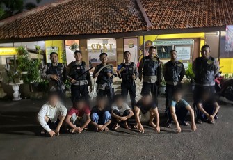 Sejumlah Remaja berikut Sajam saat diamankan petugas
