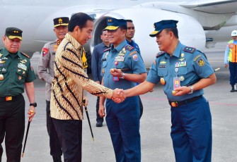  Komandan Pusat Penerbangan TNl Angkatan Laut (Danpuspenerbal), Laksda TNl Sisyani Jaffar turut menyambut kedatangan dan mengantar keberangkatan Presiden Rl Joko Widodo  di VVlP Bandara Juanda dalam rangka kunjungan kerja sehari di Surabaya, Senin (15/1/2024)
