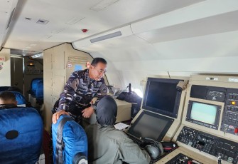 Pangkoarmada II Melihat Langsung Kemampuan CN 235 