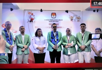 Ketua KPU Kota Bitung, Deslie D Sumampouw bersama Komisaris KPU Bitung dan Bawaslu Kota Bitung saat menggelar konferensi pers usai menerima pendaftaran pasangan Hengky Honandar dan Randito Maringka